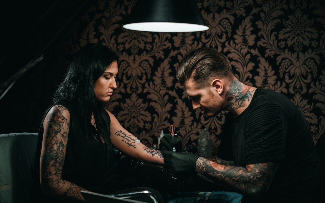 professional-tattoo-artist-makes-a-tattoo-on-a-PWRRLN5