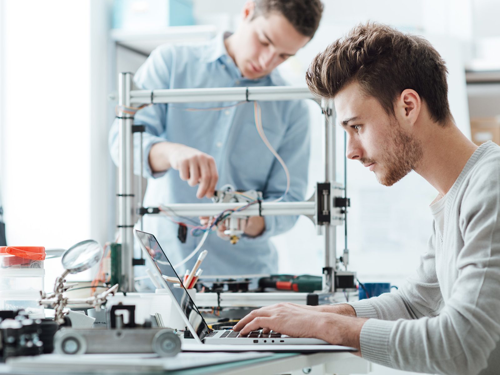 home 38 engineering-students-working-in-the-lab-pesv4km