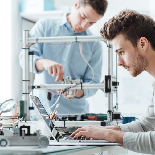 home 13 engineering-students-working-in-the-lab-pesv4km