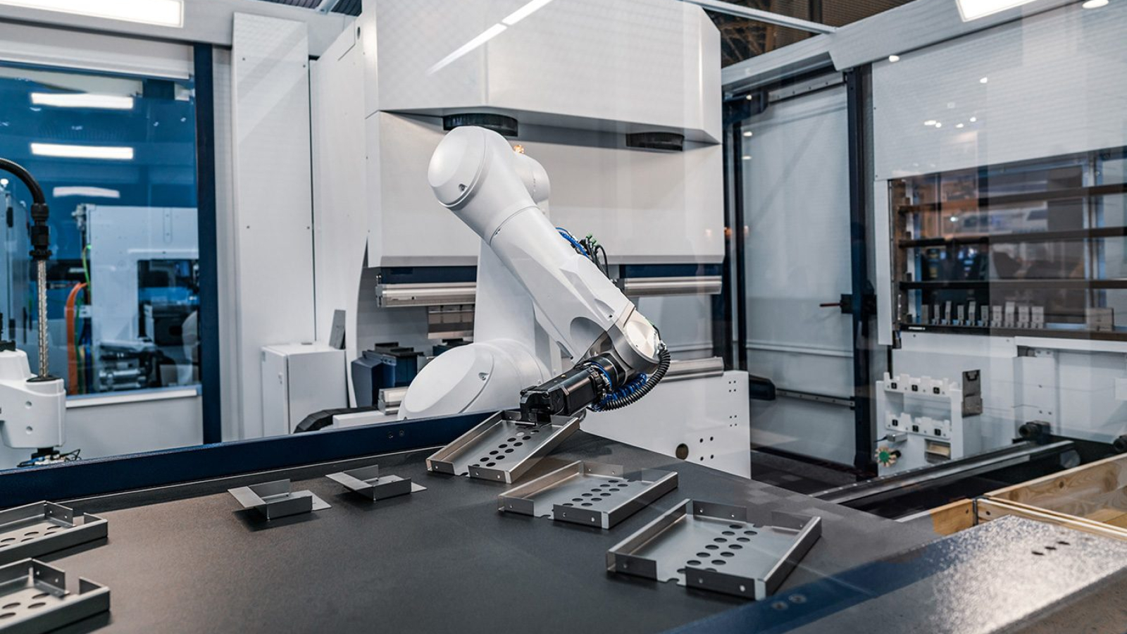 robotic-arm-modern-industrial-technology-DUCYZJ7