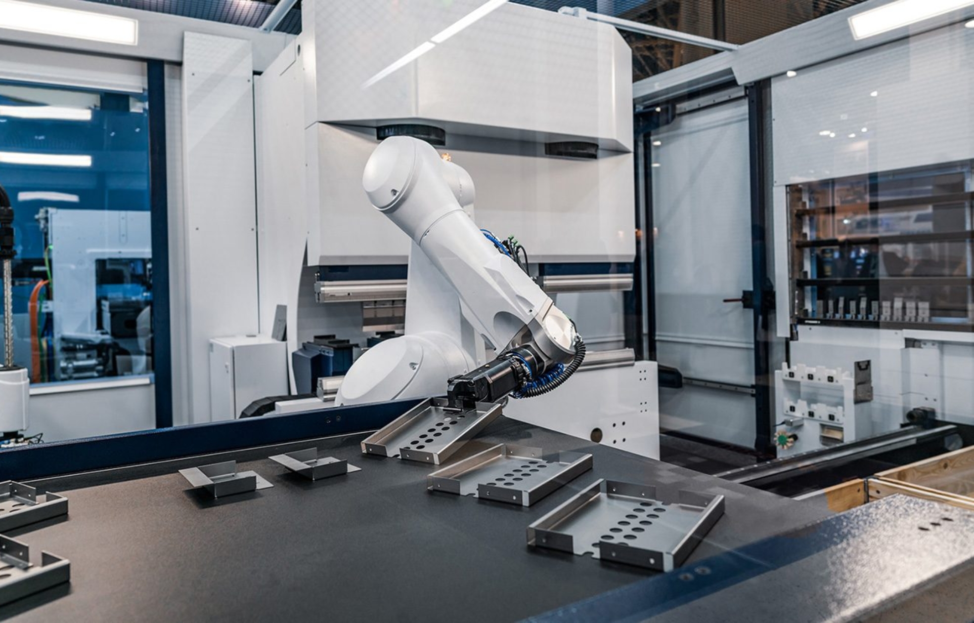 robotic-arm-modern-industrial-technology-DUCYZJ7