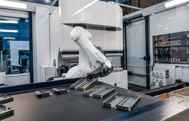 robotic-arm-modern-industrial-technology-DUCYZJ7