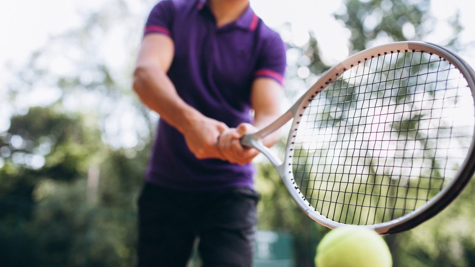 young-man-tennis-player-court-tennis-racket-close-up(3)